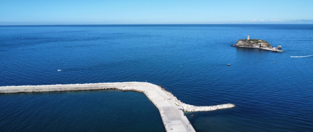 A Monte di Procida col drone: l'isolotto di San Martino, Procida, Ischia e Capri visti da 80 metri d'altezza