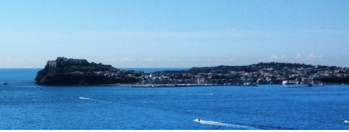 Monte di Procida col drone: in volo sull’isolotto di San Martino (con Procida, Ischia e Capri in bella mostra) [FOTO]