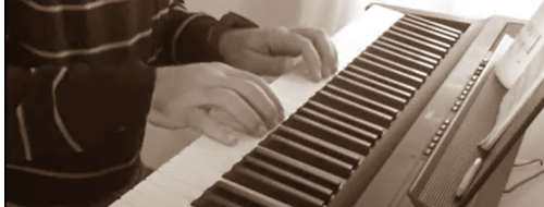 Al pianoforte condiviso, primi timidi applausi (anonimi)