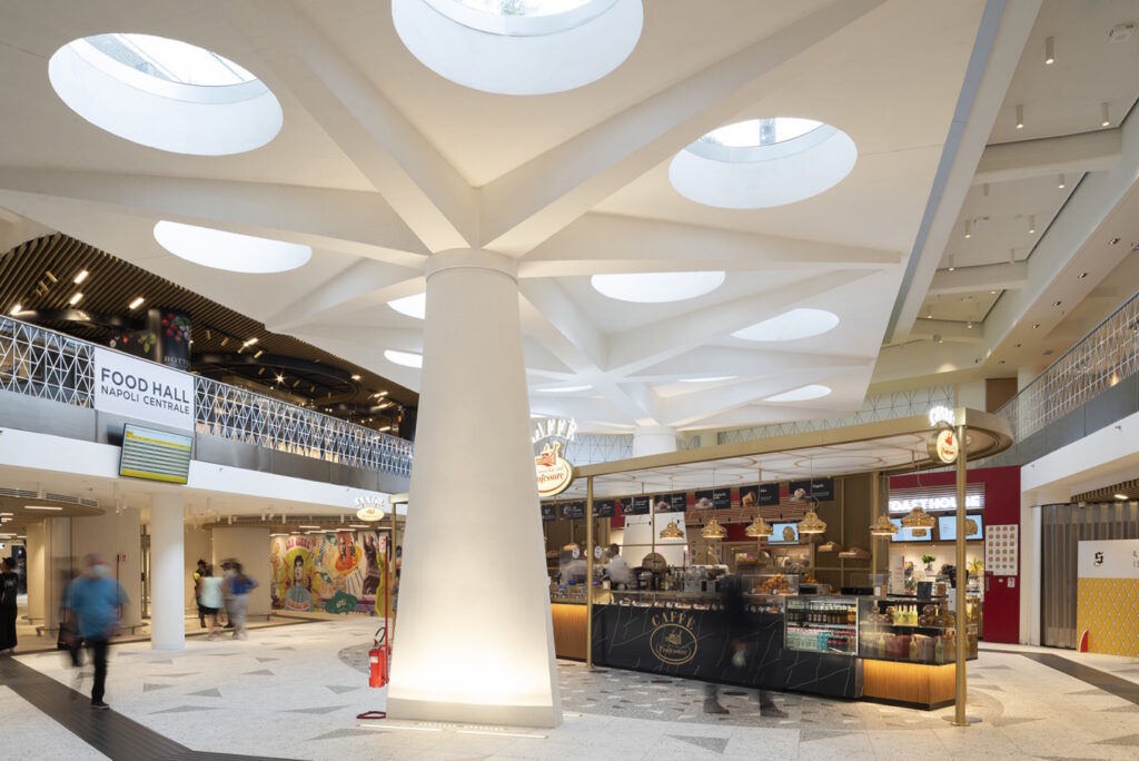 Alla Food Hall della stazione centrale di Napoli: al pianoforte condiviso, la mia prima esibizione pubblica