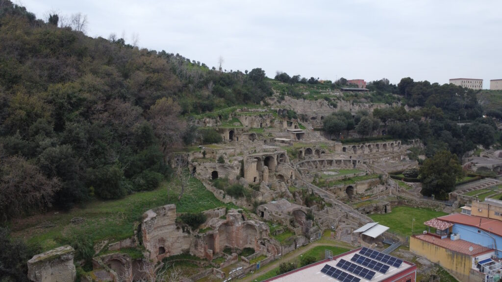 Le terme di Baia viste dal drone in volo sul tempio di Venere